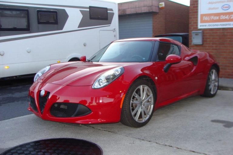 Alfa Romeo 4C rouge, photo 1 sur 6