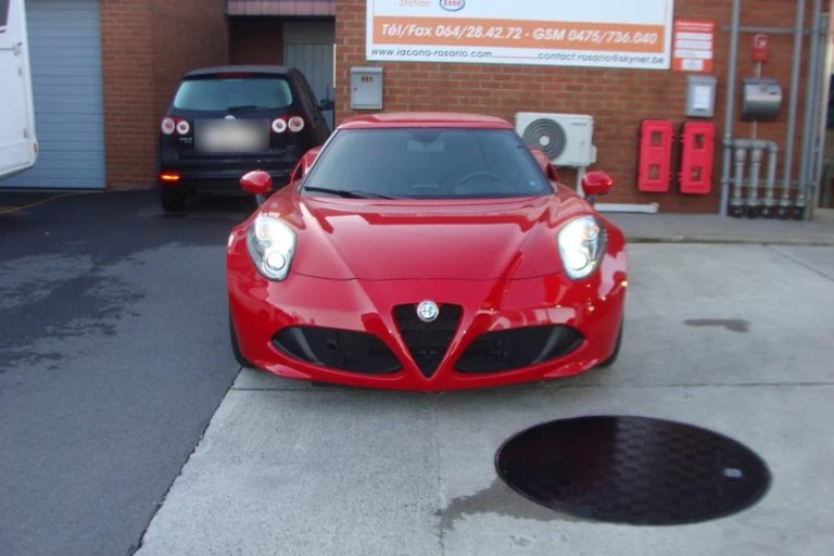 Alfa Romeo 4C rouge, photo 2 sur 6