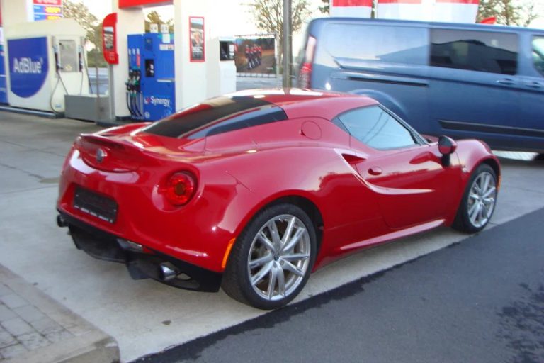 Alfa Romeo 4C rouge, photo 3 sur 6