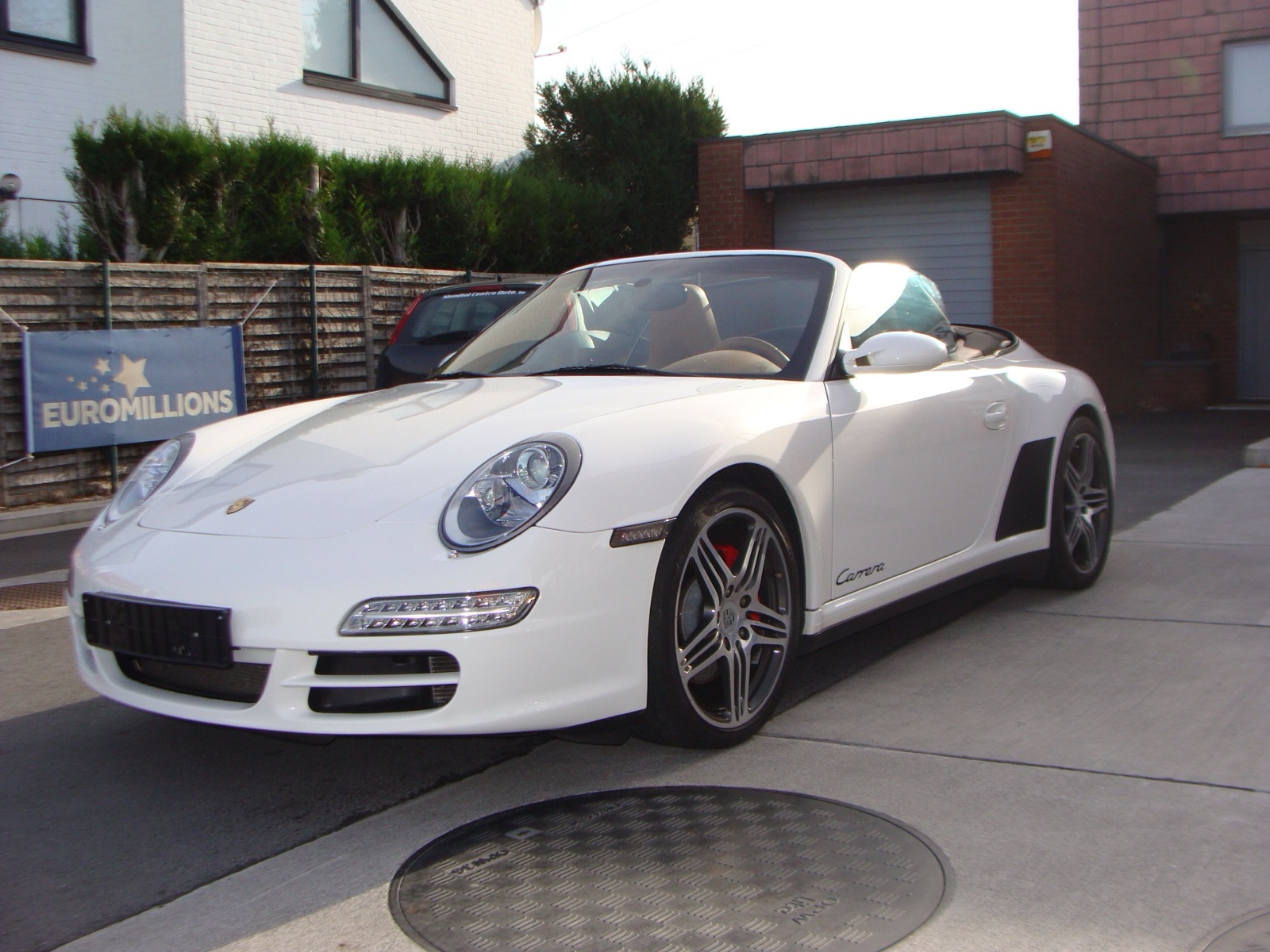 Une Porsche 911 Cabriolet blanche, vendue par le garage