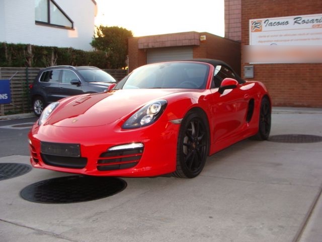Une Porsche Boxster rouge, vendue par le garage