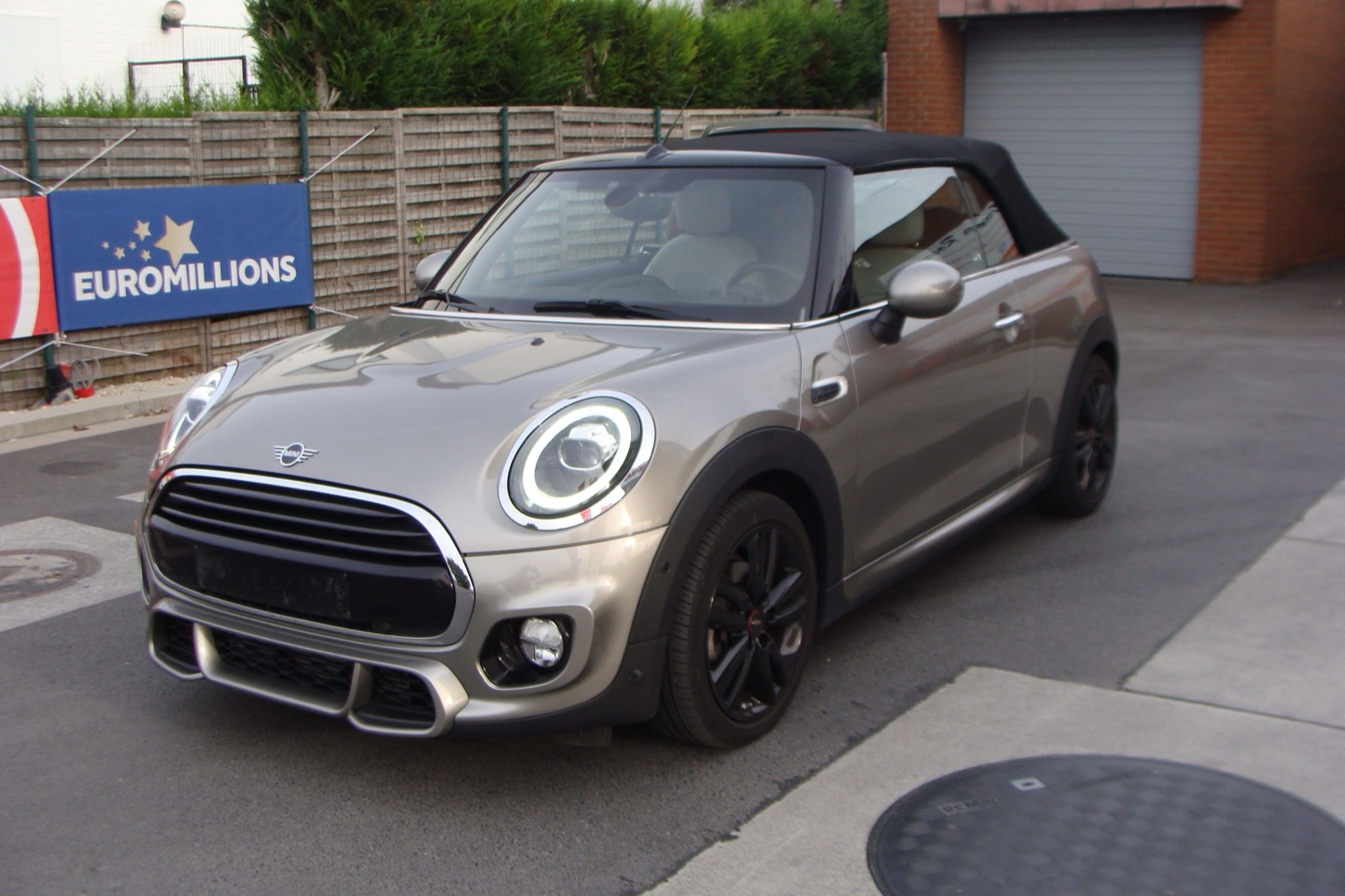 Une Mini Cabrio grise, vendue par le garage