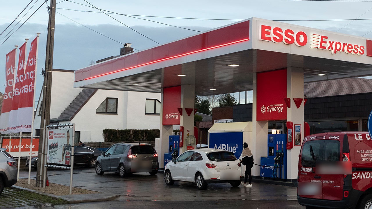 La station Esso et le shop, chaussée de Mons, de jour